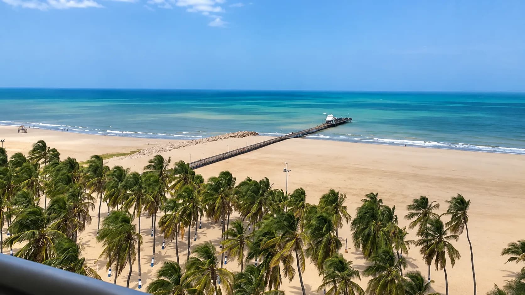 Ilustración de una playa caribeña con palmeras y un muelle largo que entra en el mar turquesa