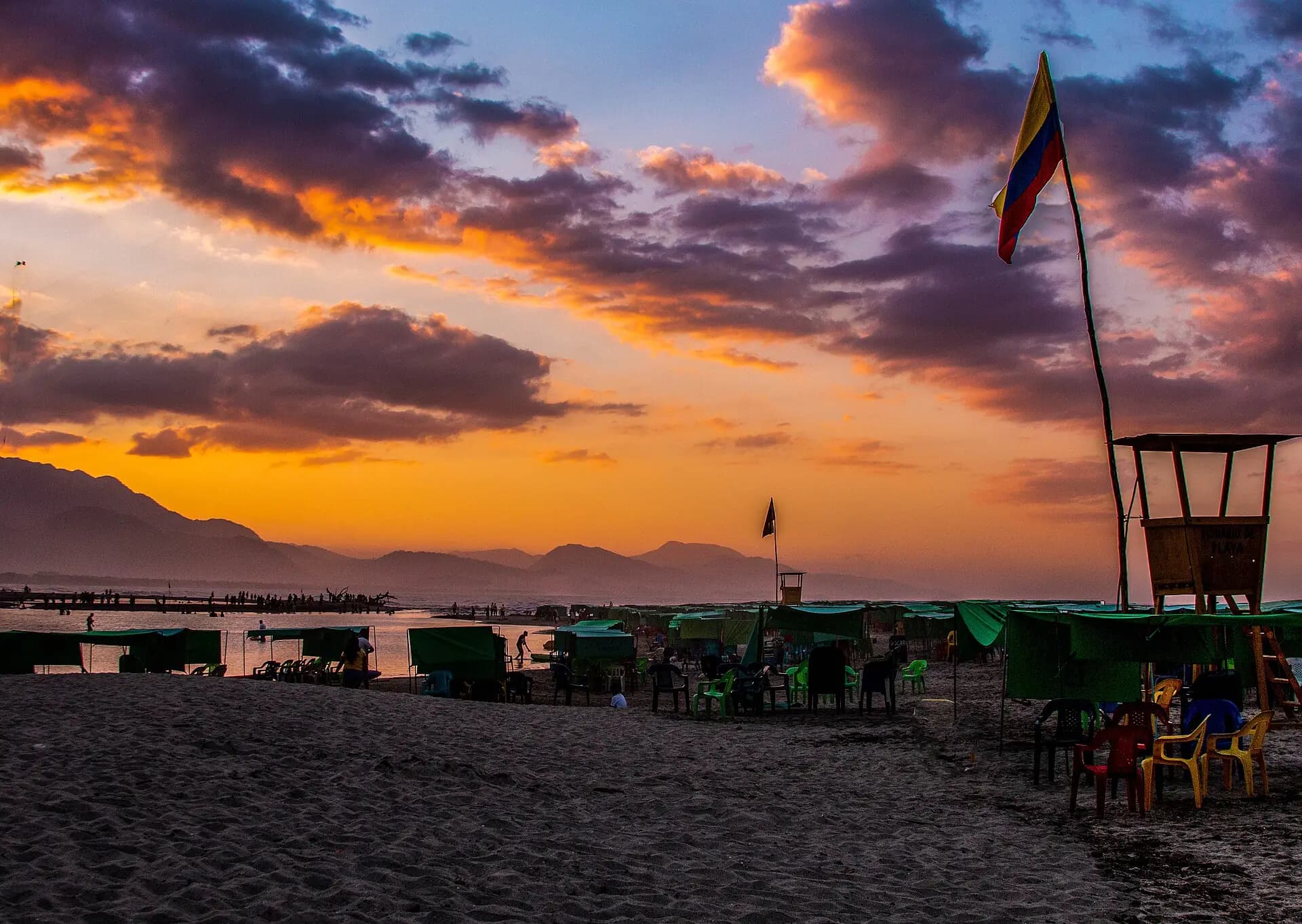 Amanecer de colores intensos sobre la playa de Buritaca, con la Sierra Nevada al fondo