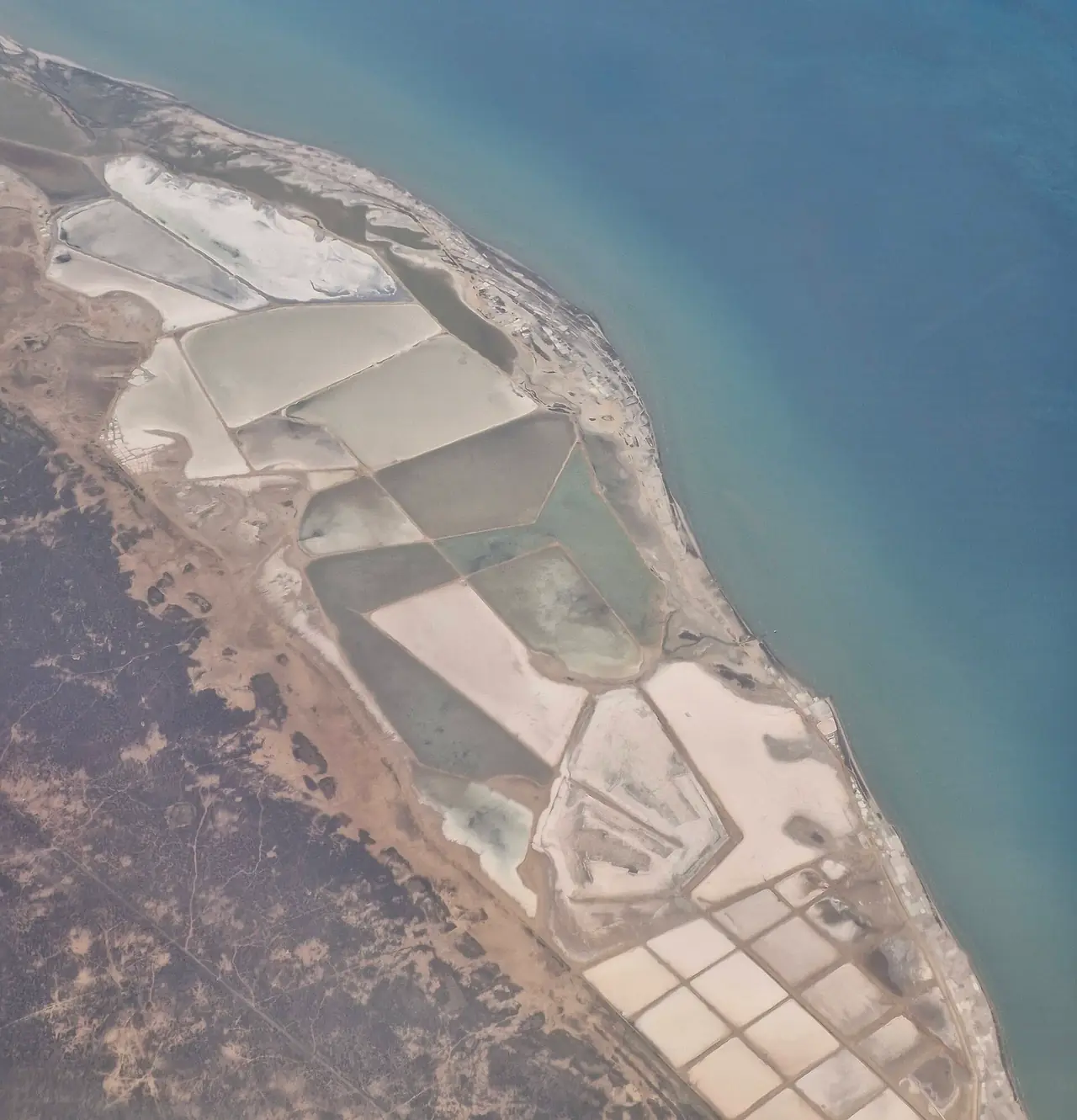 Salinas de Manaure vistas desde el aire: estanques de evaporación junto a la costa