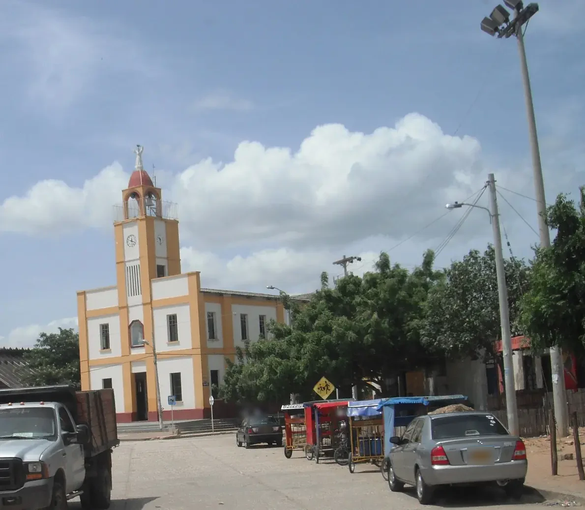 Iglesia y plaza principal de Uribia, La Guajira, en un día soleado